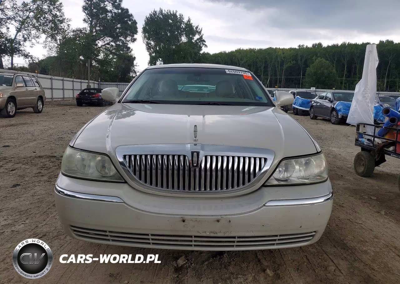 2007 Lincoln Town Car Signature Limited VIN:1LNHM82V17Y636402 - 5