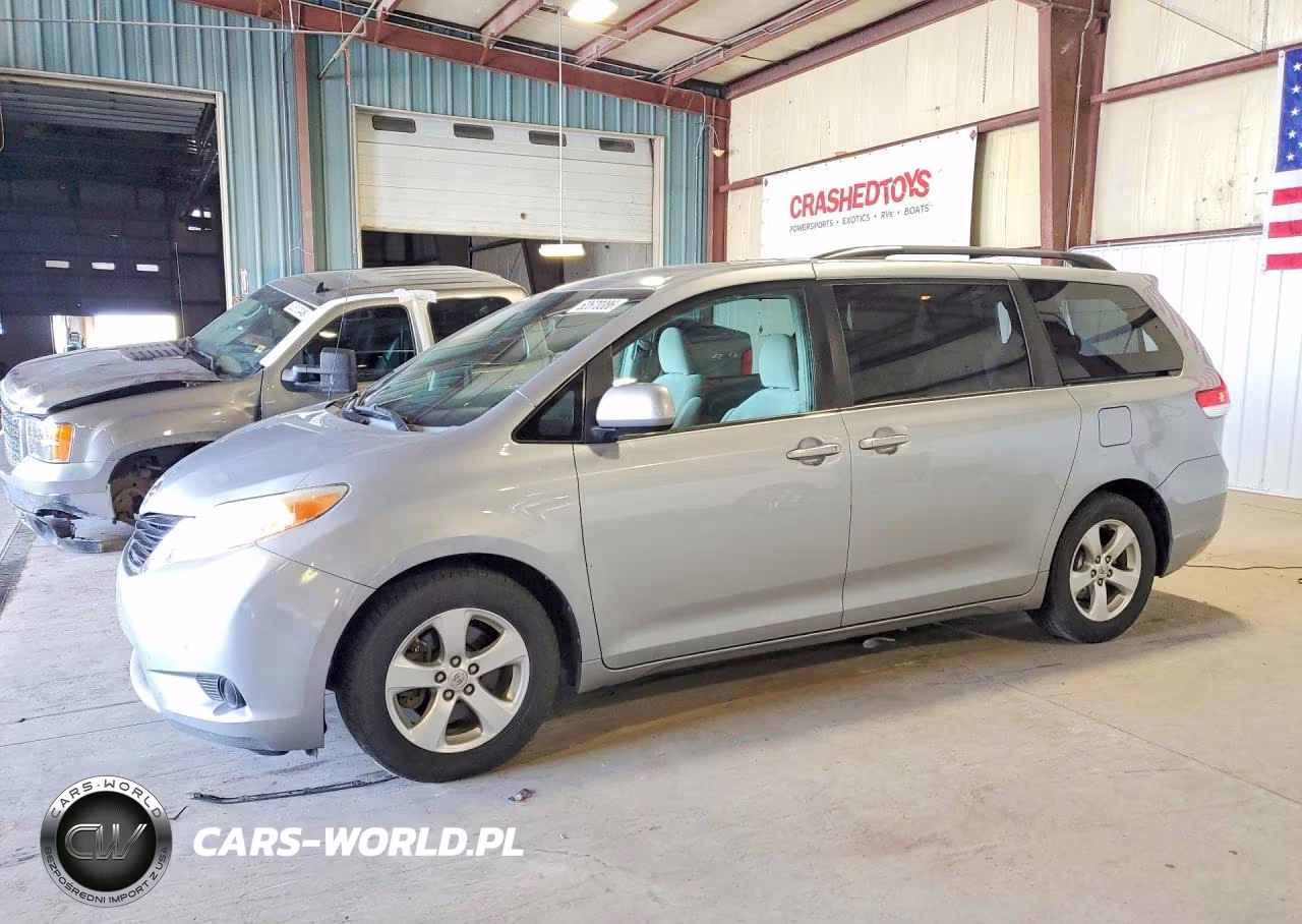 2014 Toyota Sienna Le – zdjęcie 1 z 13