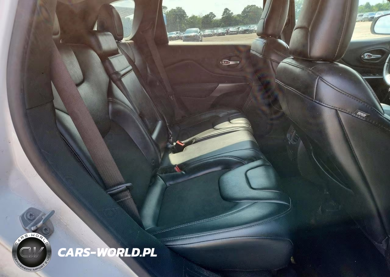 2019 Jeep Cherokee Latitude Plus VIN:1C4PJLLBXKD348457 - 11
