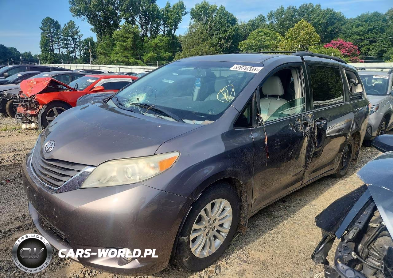 2013 Toyota Sienna Xle 8-Passenger – zdjęcie 1 z 13