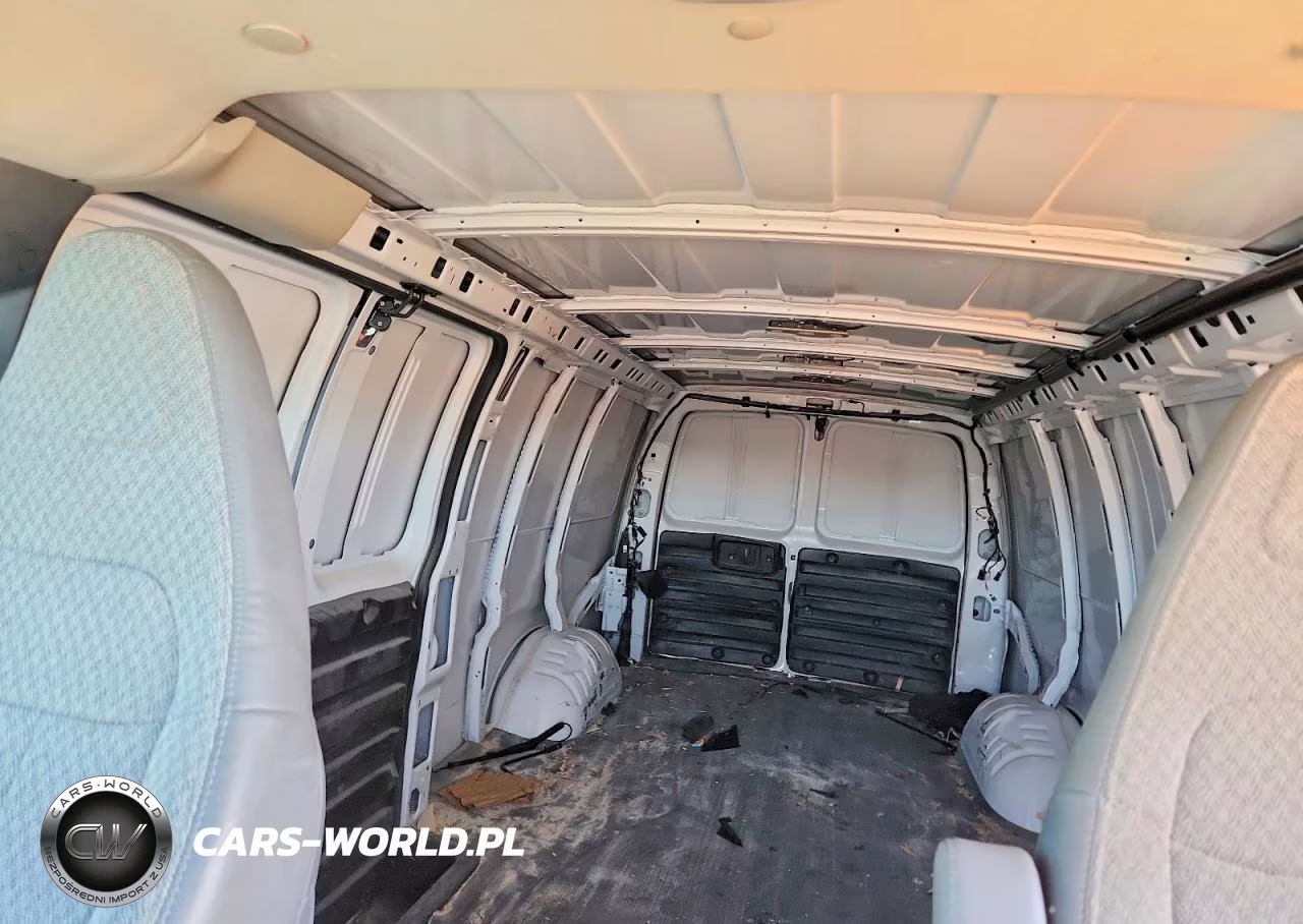 2025 Chevrolet Express G2500 VIN:1GCWGBF7XS1273126 - 10