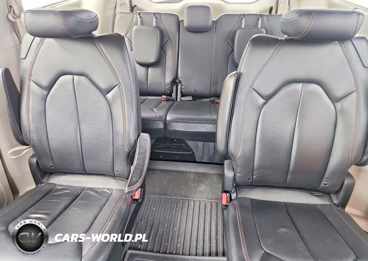 2020 Chrysler Pacifica Touring L VIN:2C4RC1BGXLR124088 - 10