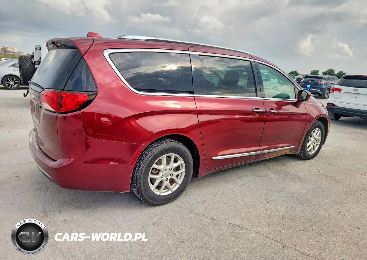 2020 Chrysler Pacifica Touring L VIN:2C4RC1BGXLR124088 - 3