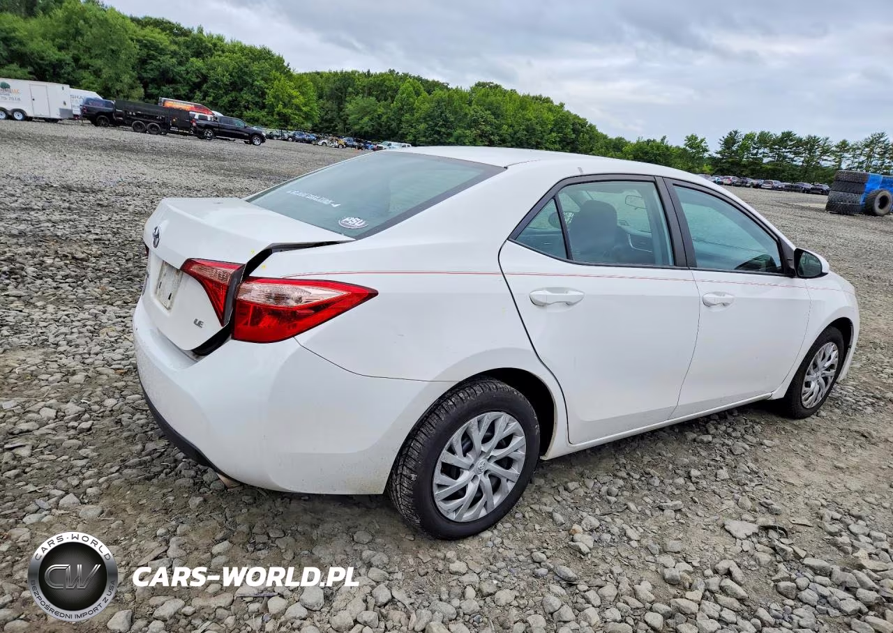 2018 Toyota Corolla Le VIN:5YFBURHE9JP813958 - 3