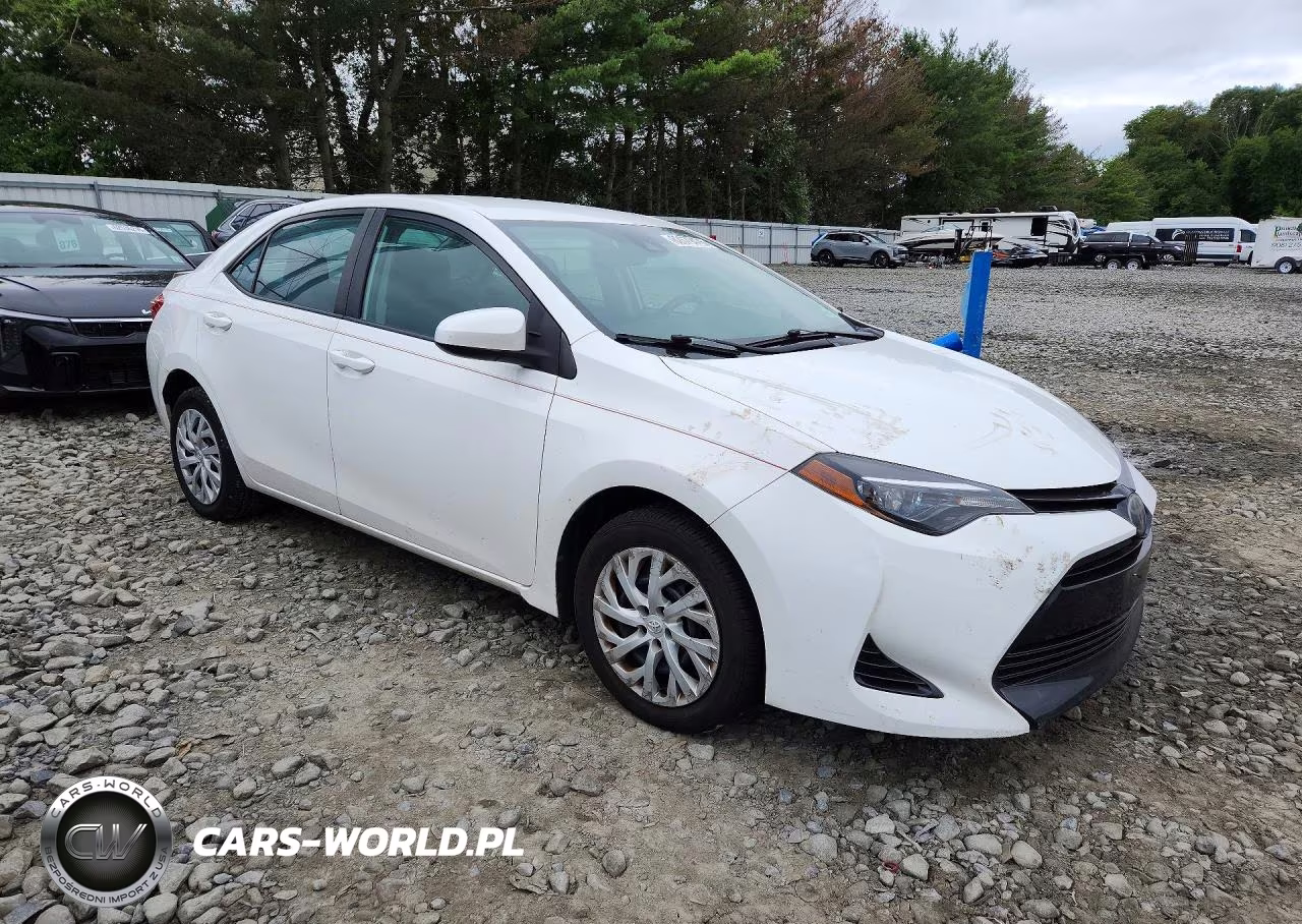 2018 Toyota Corolla Le VIN:5YFBURHE9JP813958 - 4