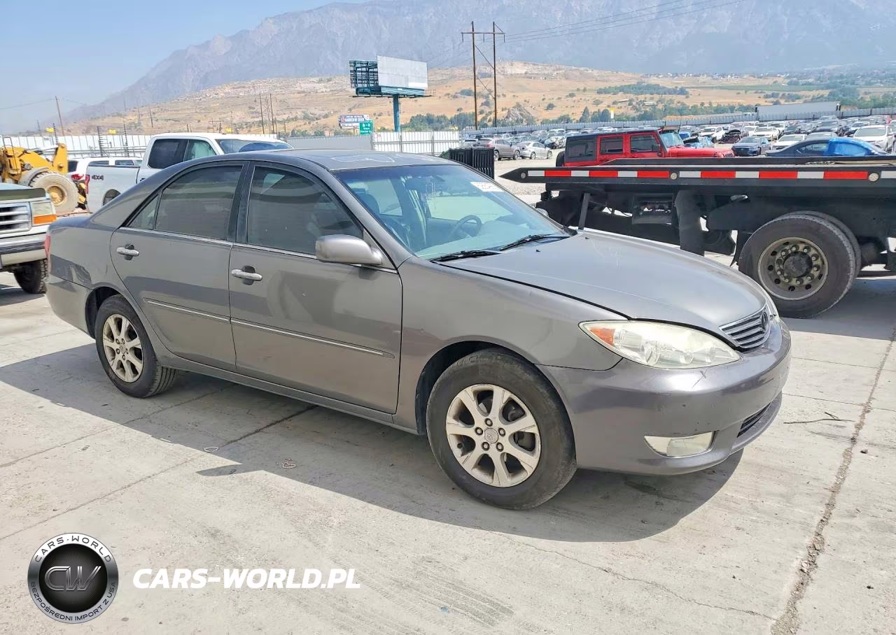 2005 Toyota Camry Xle VIN:4T1BE30K55U584923 - 4
