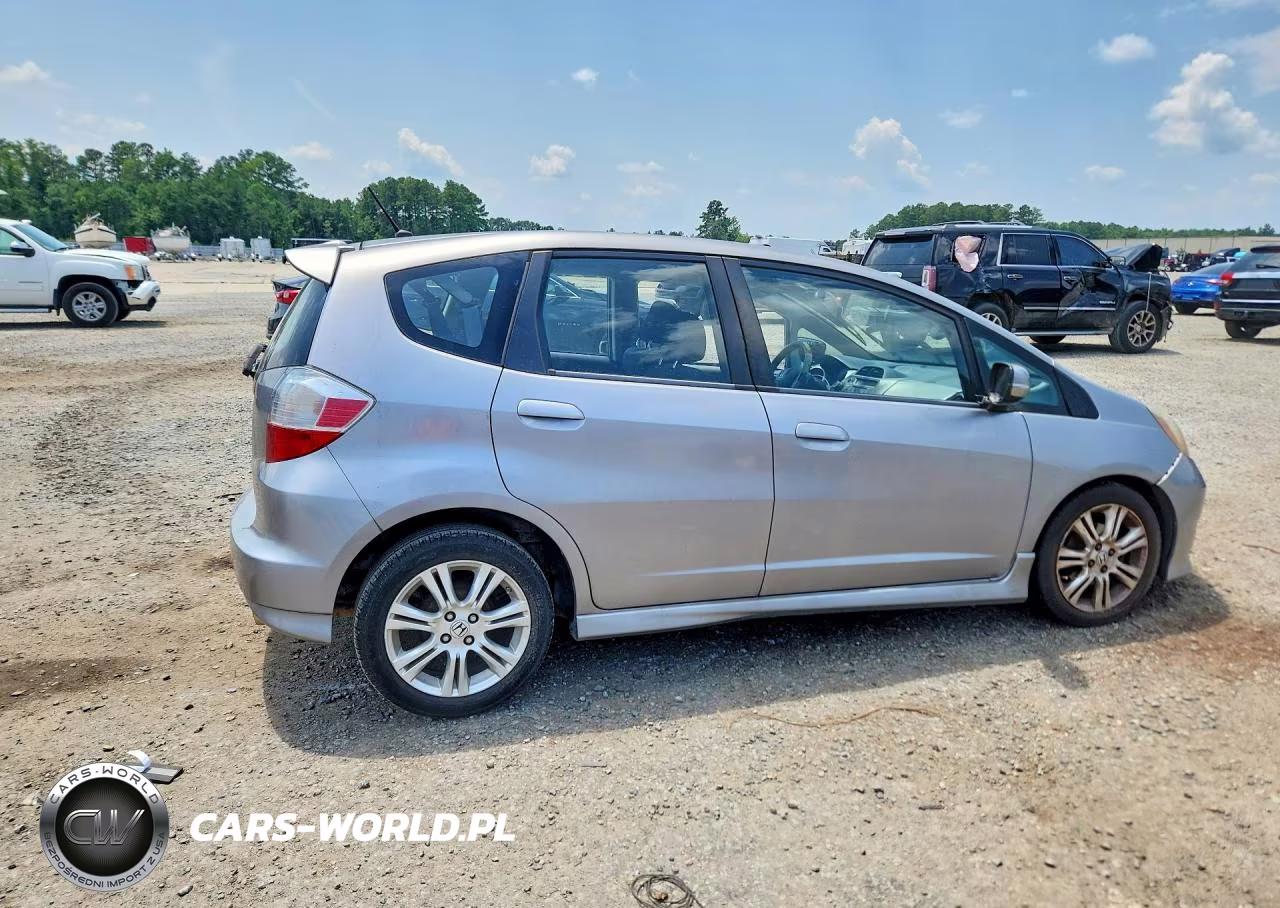 2010 Honda Fit Sport VIN:JHMGE8H48AC006164 - 3