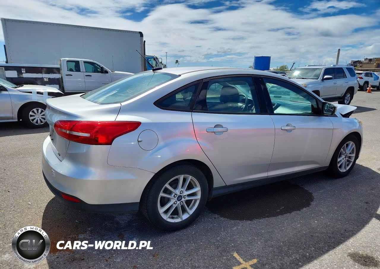 2017 Ford Focus Se VIN:1FADP3F20HL342149 - 3
