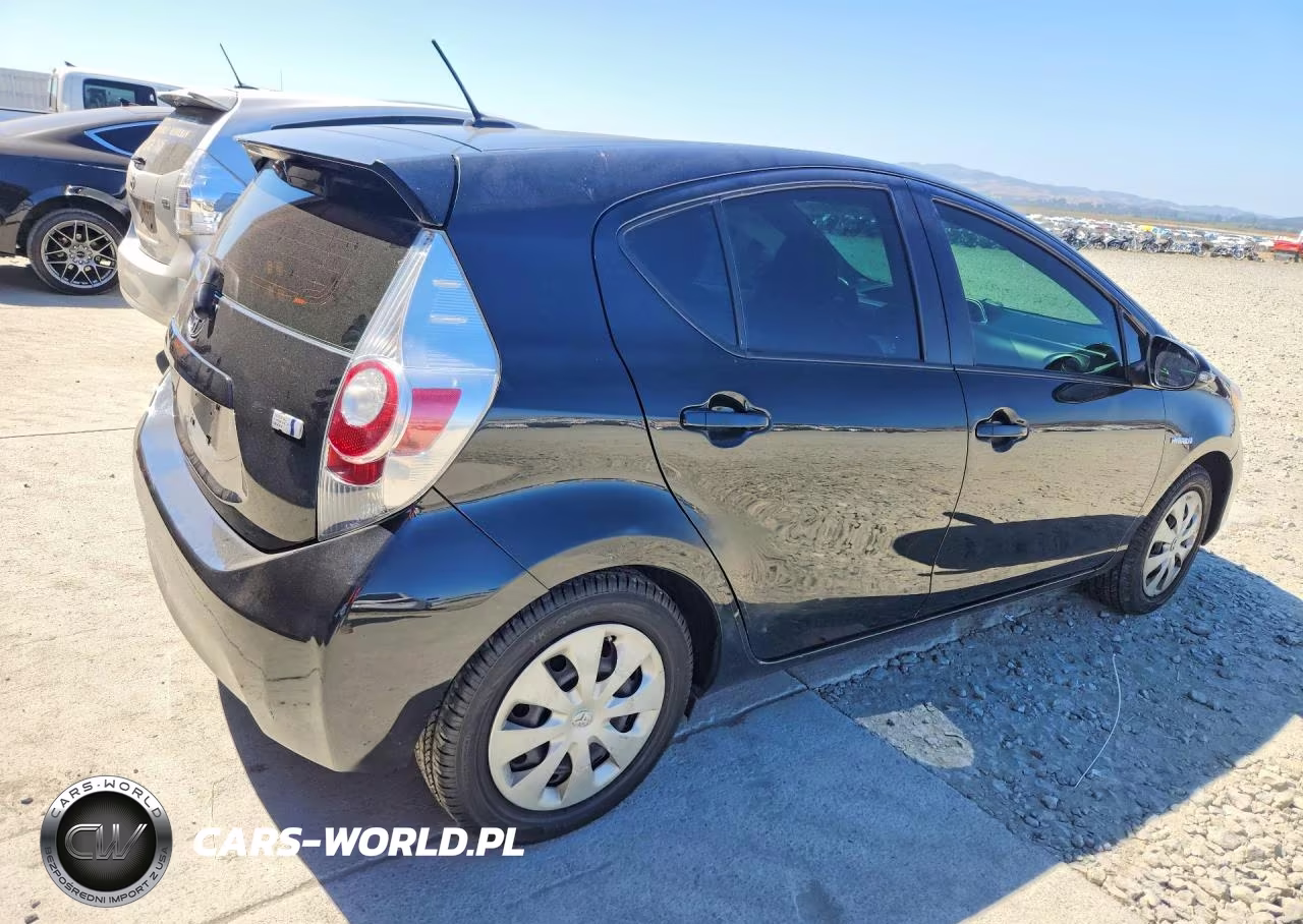 2014 Toyota Prius C Three VIN:JTDKDTB35E1567280 - 3