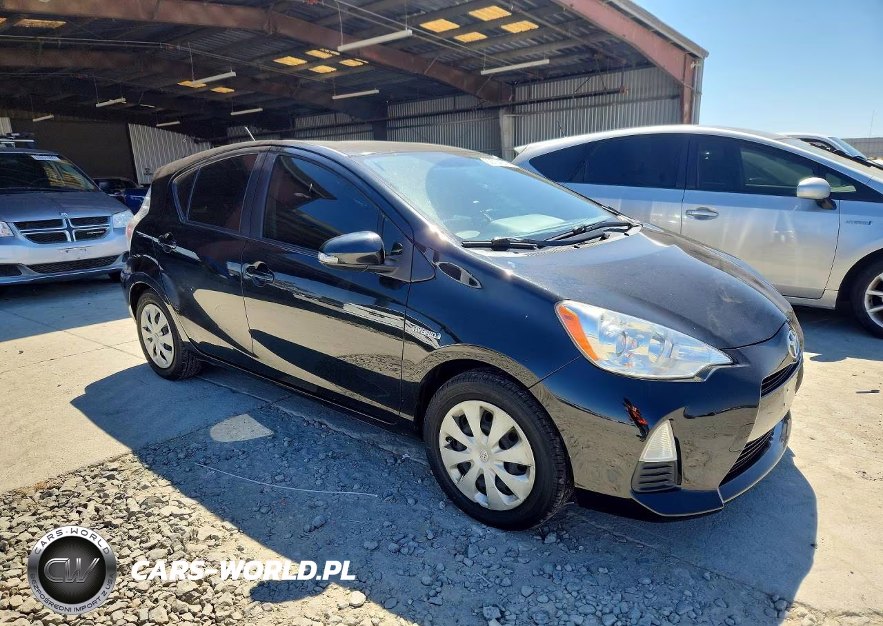 2014 Toyota Prius C Three VIN:JTDKDTB35E1567280 - 4