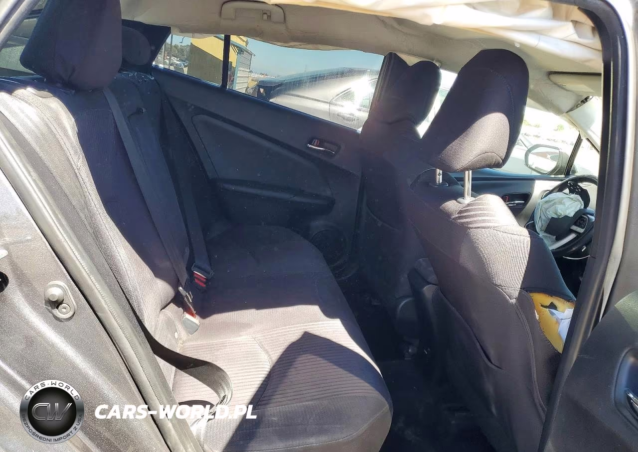 2018 Toyota Prius VIN:JTDKARFU8J3067353 - 10