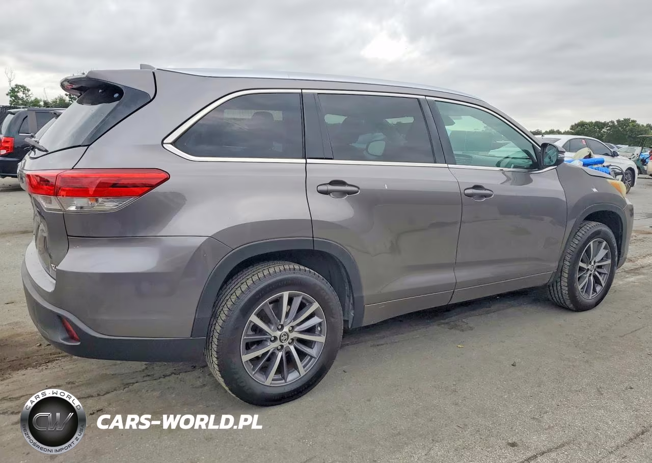 2018 Toyota Highlander Xle VIN:5TDKZRFH1JS543095 - 3