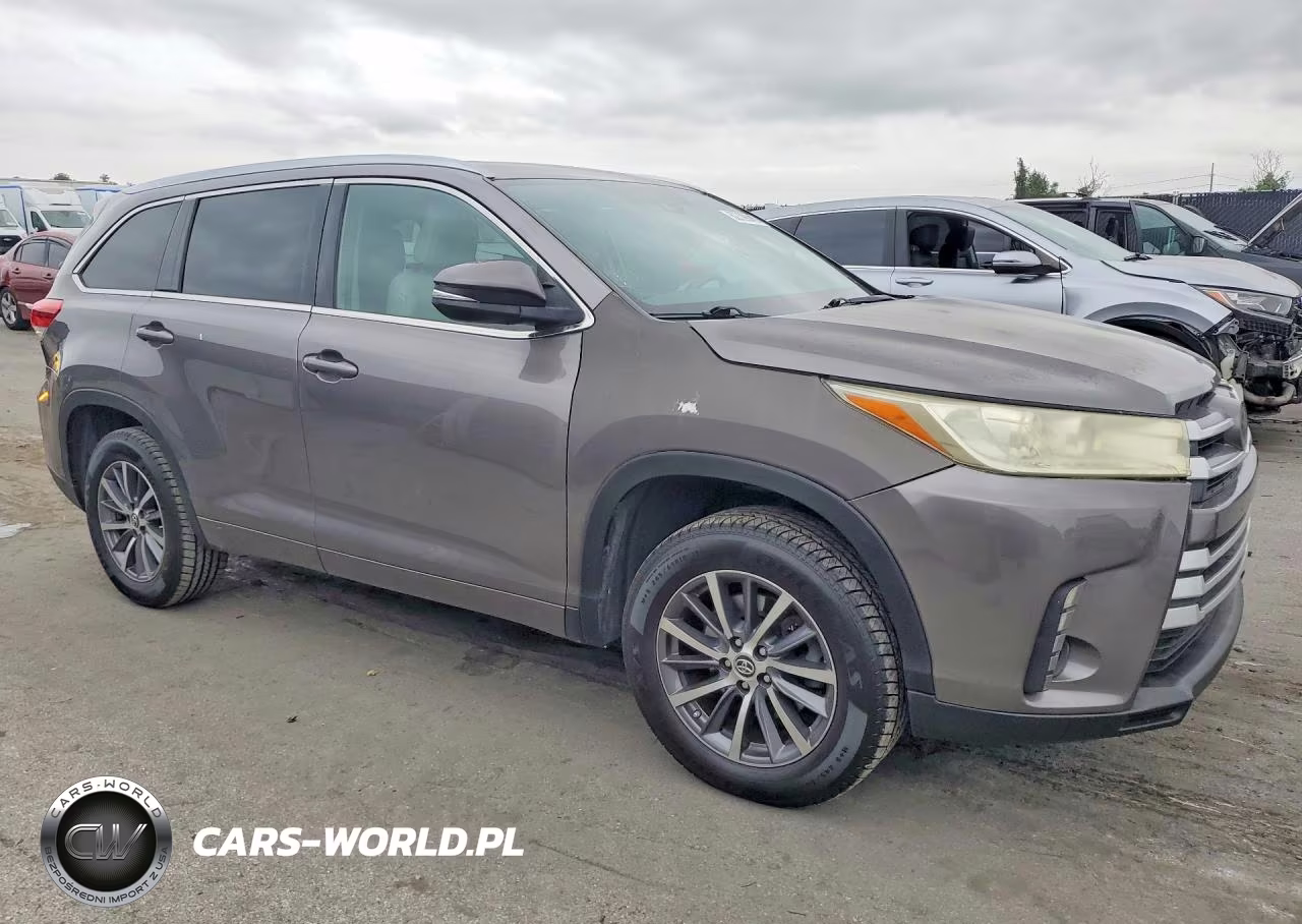 2018 Toyota Highlander Xle VIN:5TDKZRFH1JS543095 - 4