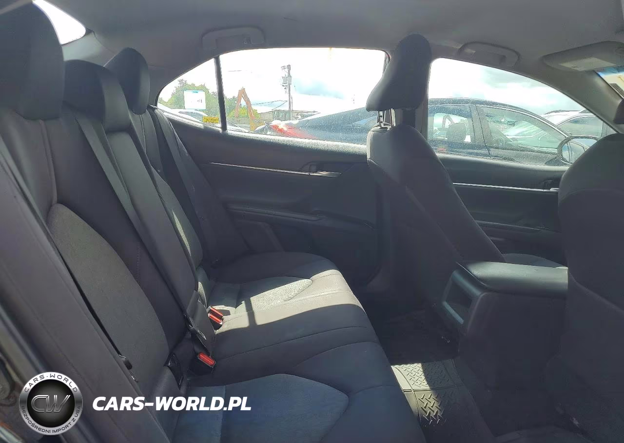 2018 Toyota Camry Le VIN:4T1B11HK4JU070429 - 10