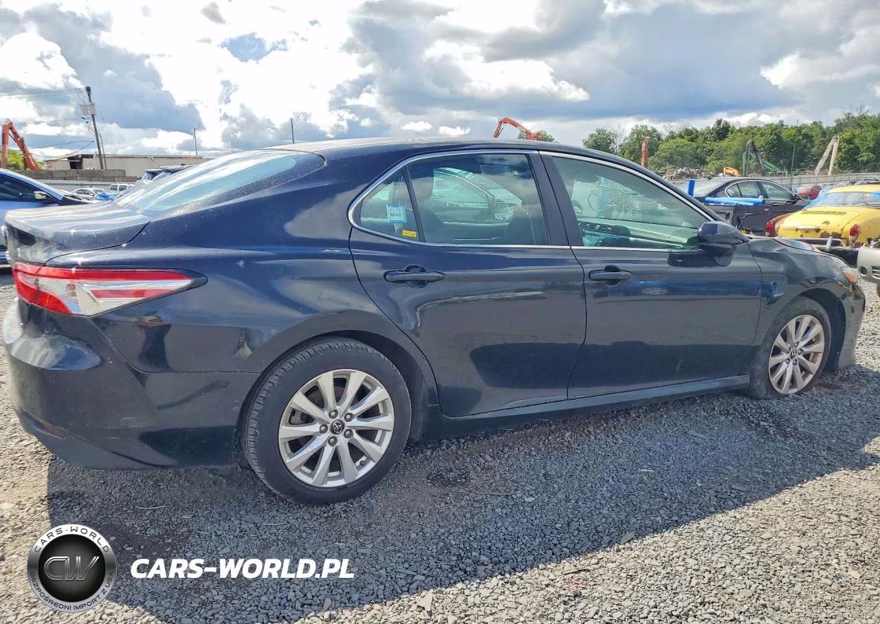 2018 Toyota Camry Le VIN:4T1B11HK4JU070429 - 3