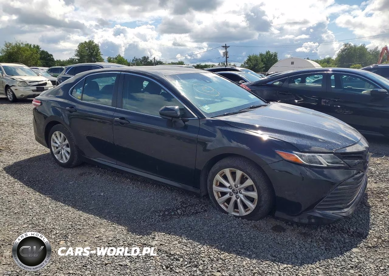 2018 Toyota Camry Le VIN:4T1B11HK4JU070429 - 4