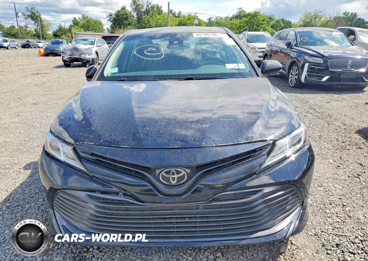 2018 Toyota Camry Le VIN:4T1B11HK4JU070429 - 5