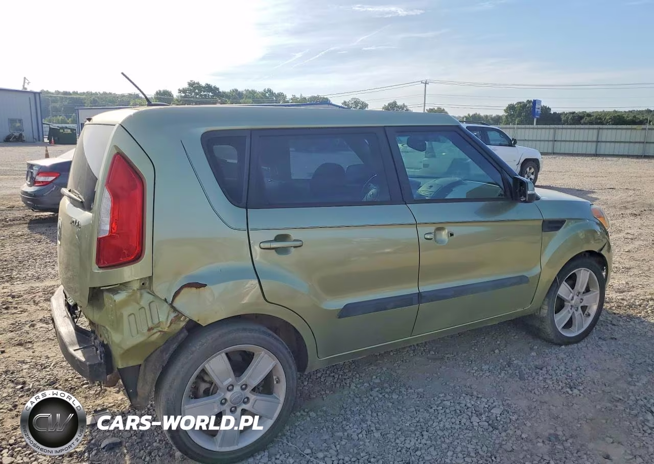 2013 Kia Soul + VIN:KNDJT2A66D7632959 - 3