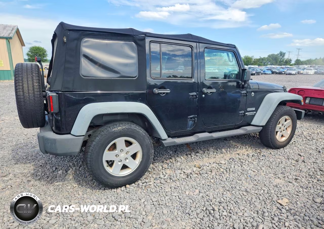 2011 Jeep Wrangler Unlimited Sport VIN:1J4HA3H1XBL586653 - 3