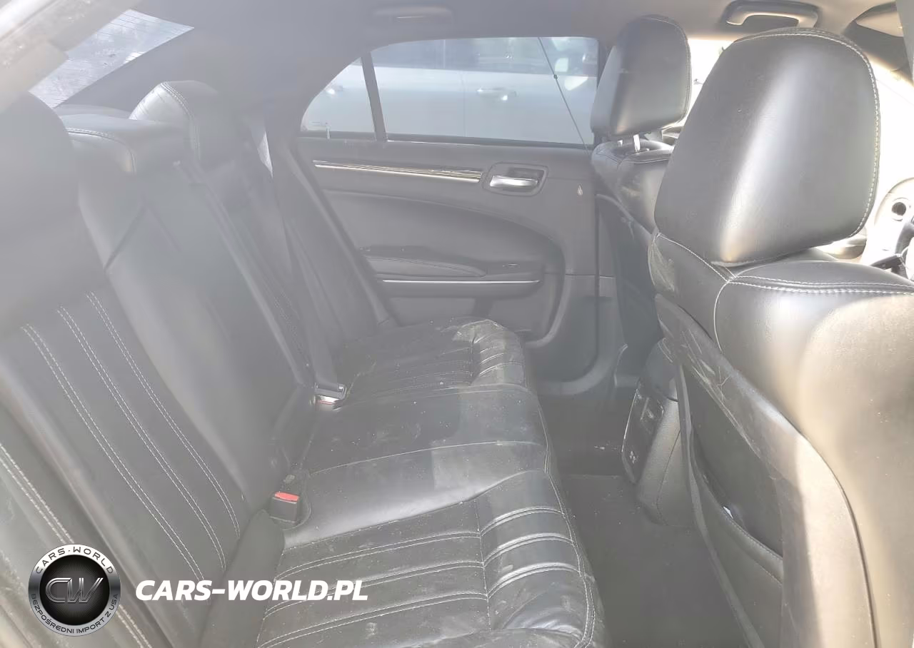 2018 Chrysler 300 S VIN:2C3CCABG6JH299855 - 10