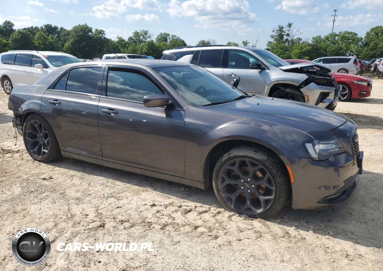 2018 Chrysler 300 S VIN:2C3CCABG6JH299855 - 4