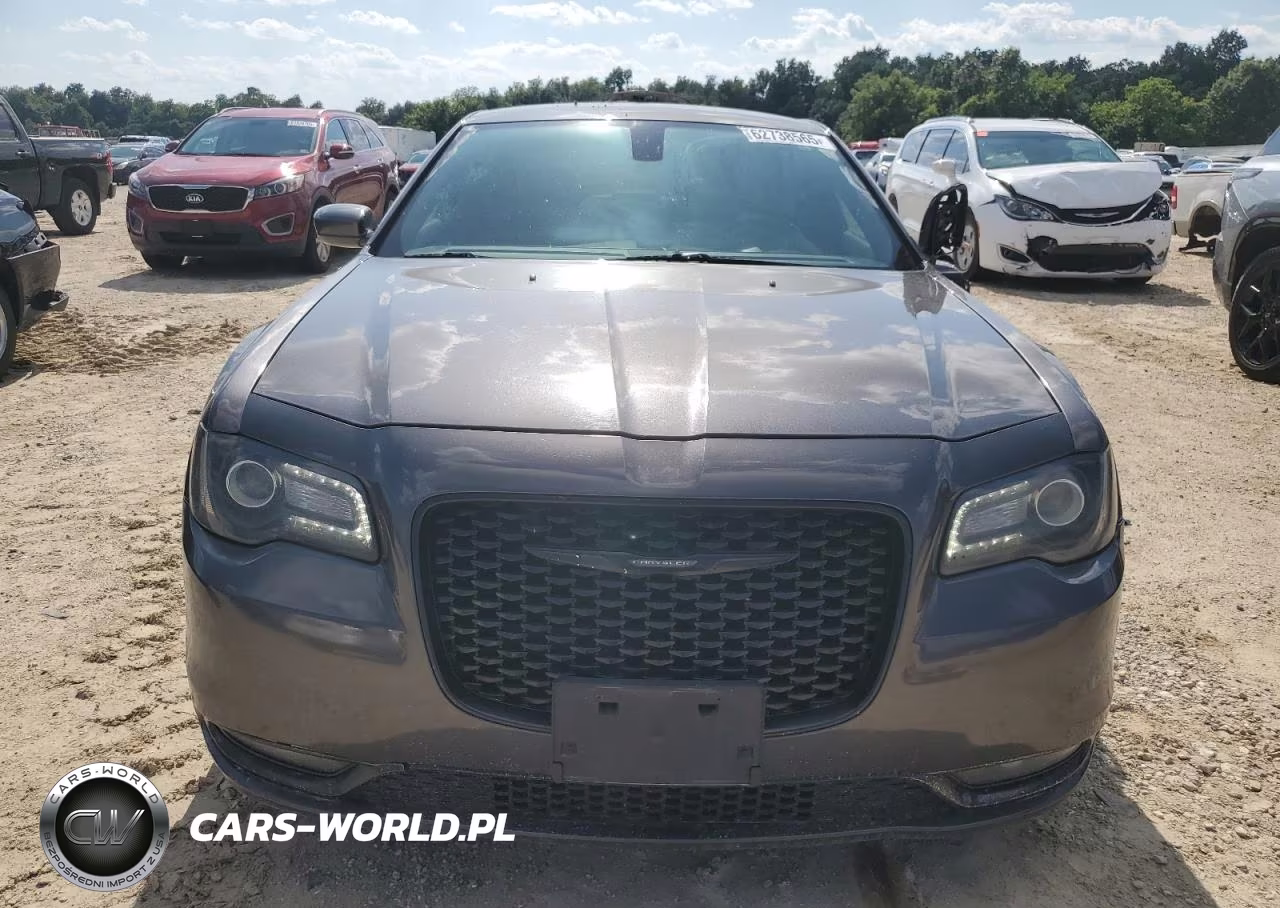 2018 Chrysler 300 S VIN:2C3CCABG6JH299855 - 5