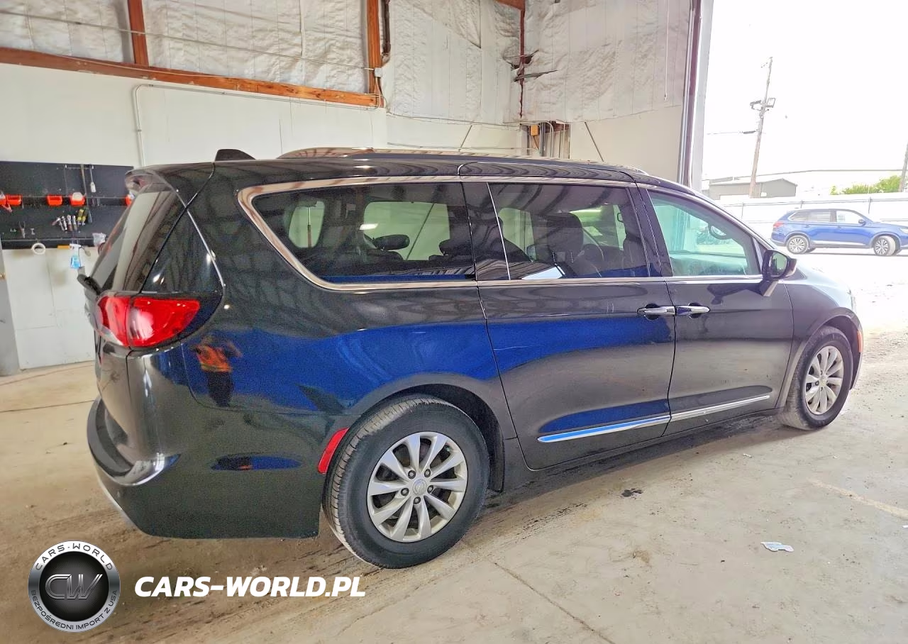 2019 Chrysler Pacifica Touring L VIN:2C4RC1BG8KR650542 - 3