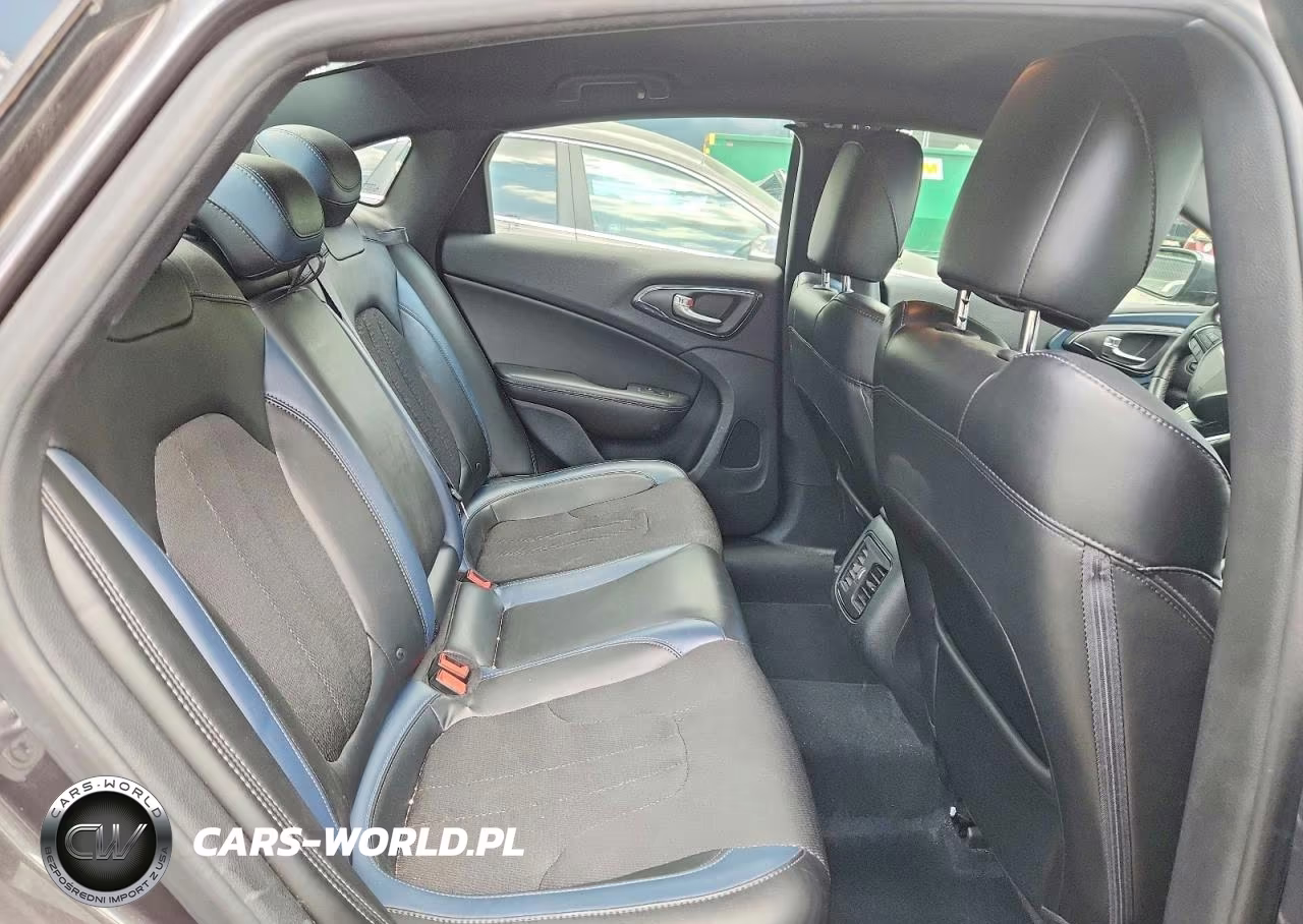2015 Chrysler 200 S VIN:1C3CCCBB7FN554611 - 10