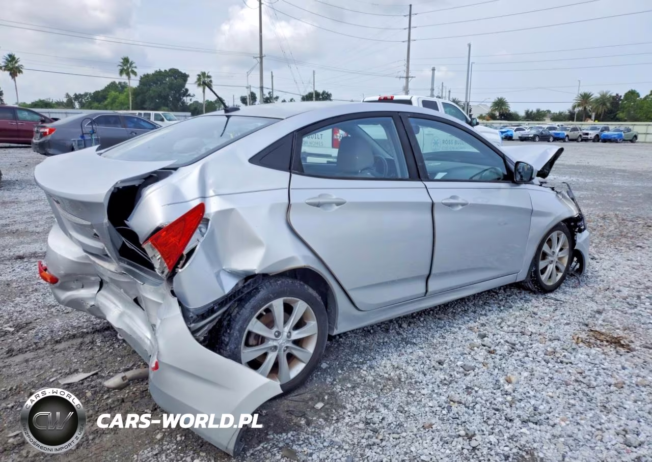 2013 Hyundai Accent Gls VIN:KMHCU4AE0DU476407 - 3