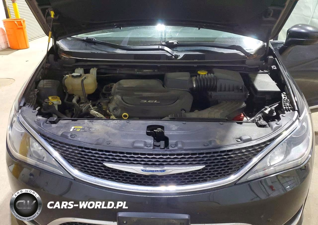 2018 Chrysler Pacifica Touring L VIN:2C4RC1BG8JR175330 - 12