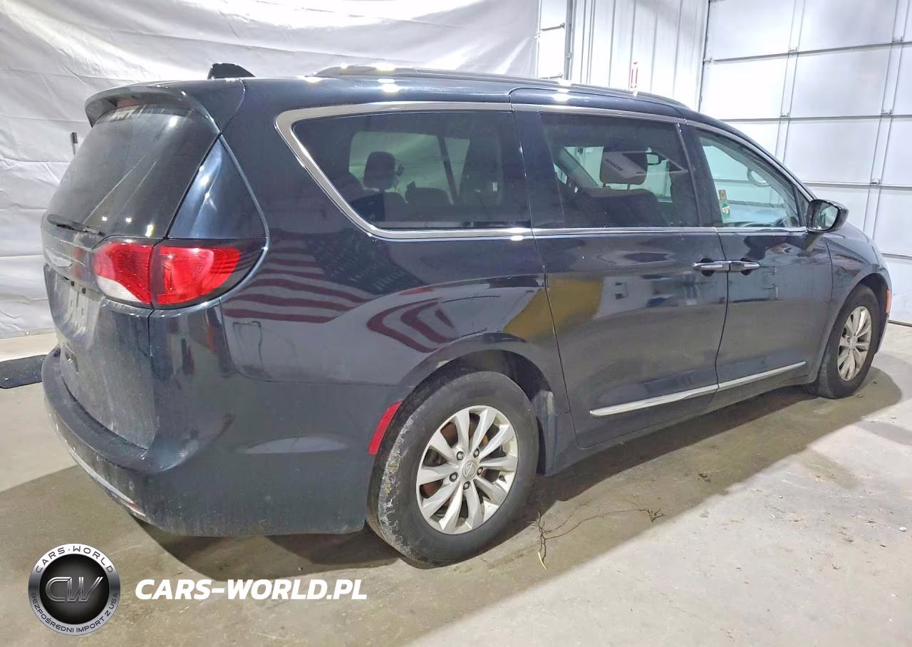 2018 Chrysler Pacifica Touring L VIN:2C4RC1BG8JR175330 - 3