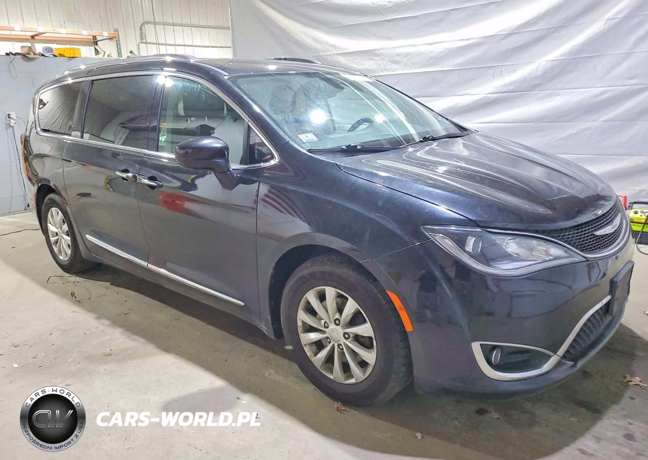 2018 Chrysler Pacifica Touring L VIN:2C4RC1BG8JR175330 - 4