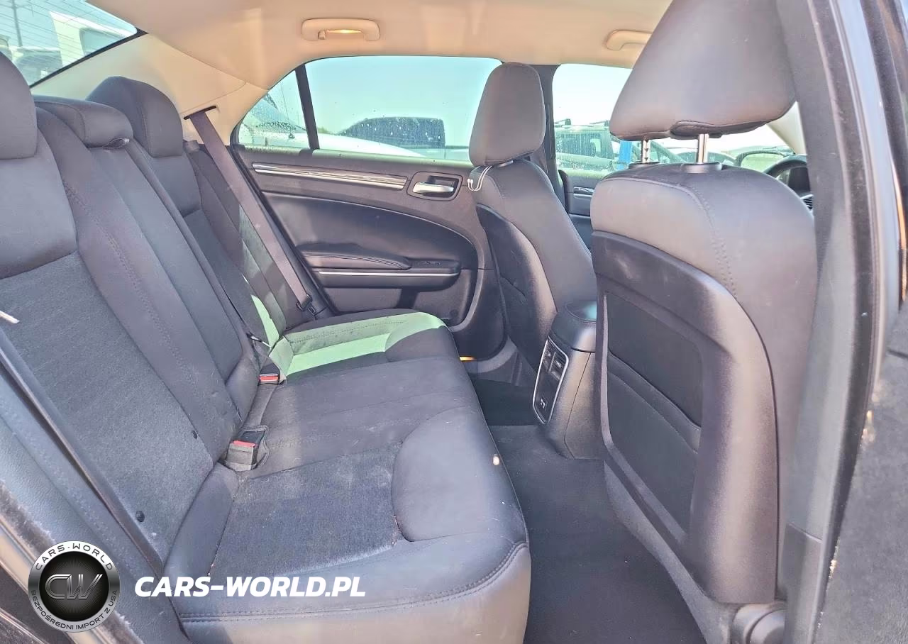 2019 Chrysler 300 Touring VIN:2C3CCAAG9KH704447 - 10