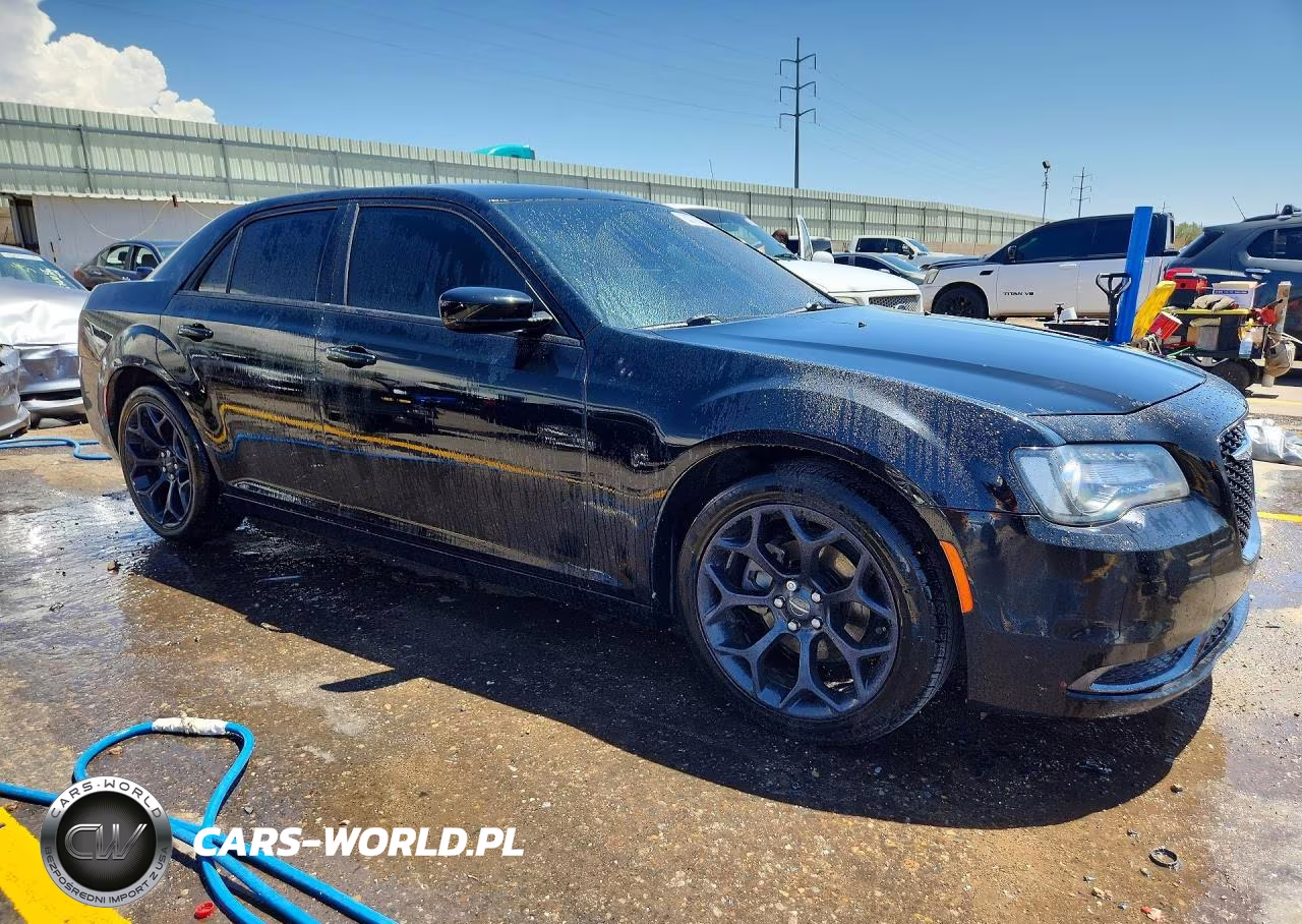 2019 Chrysler 300 Touring VIN:2C3CCAAG9KH704447 - 4