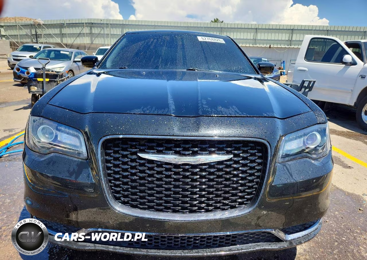 2019 Chrysler 300 Touring VIN:2C3CCAAG9KH704447 - 5