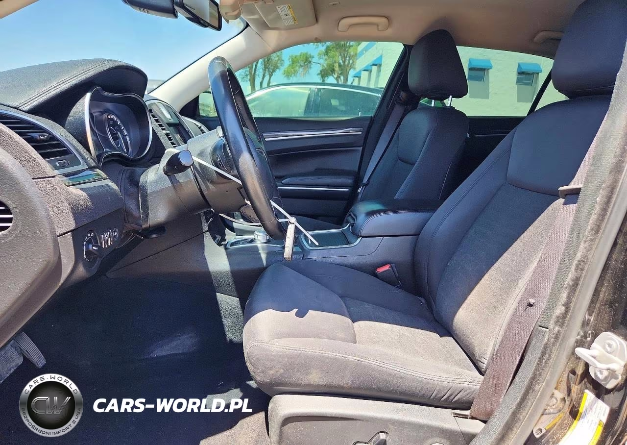 2019 Chrysler 300 Touring VIN:2C3CCAAG9KH704447 - 7