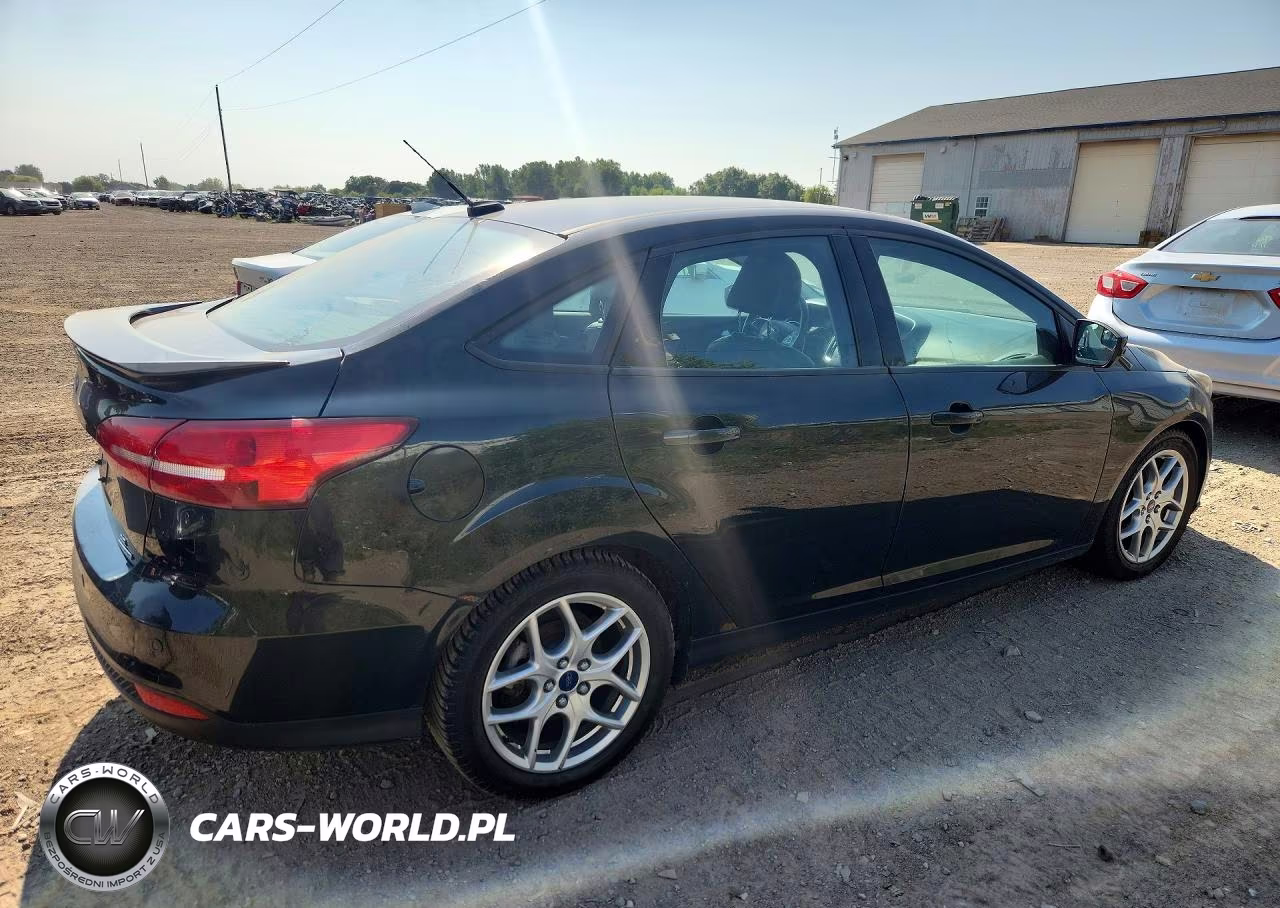2015 Ford Focus Se VIN:1FADP3F23FL299388 - 3