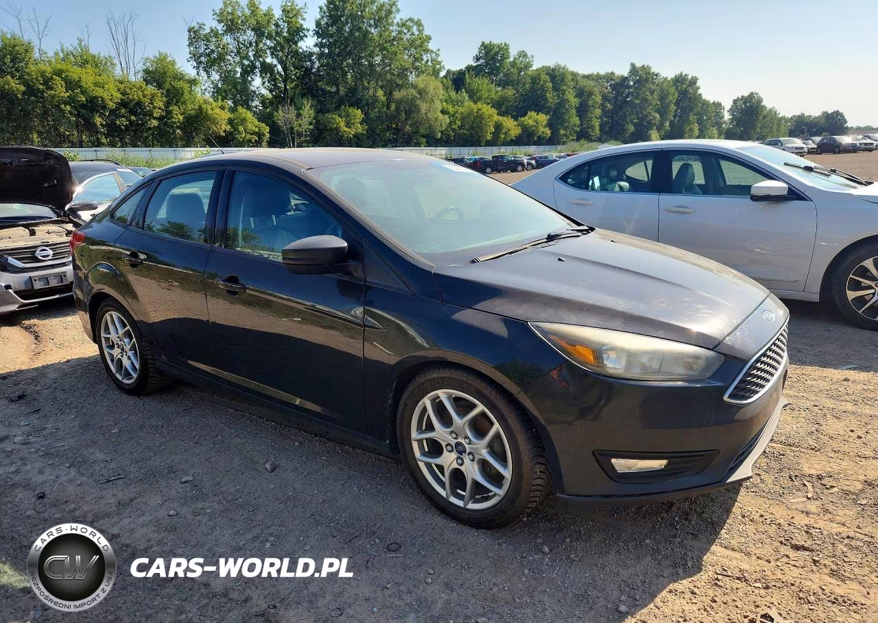 2015 Ford Focus Se VIN:1FADP3F23FL299388 - 4