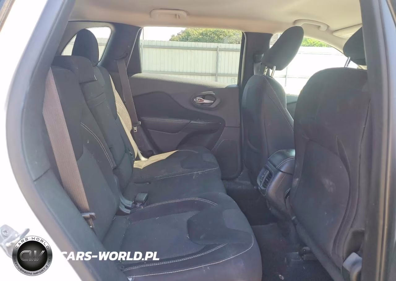 2015 Jeep Cherokee Latitude VIN:1C4PJMCBXFW624734 - 10