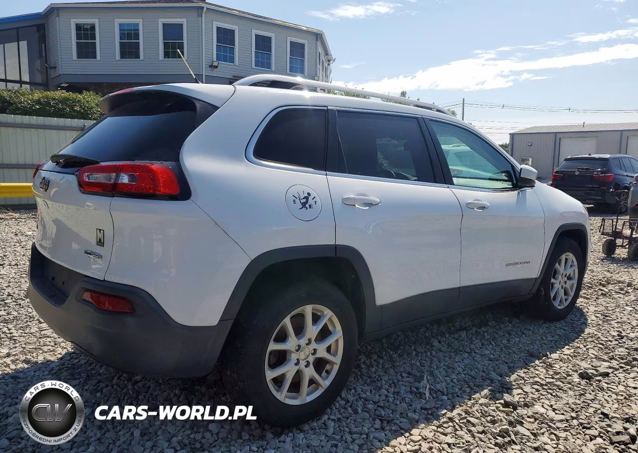 2015 Jeep Cherokee Latitude VIN:1C4PJMCBXFW624734 - 3