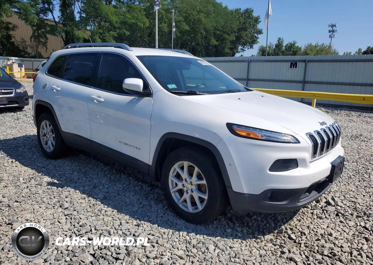 2015 Jeep Cherokee Latitude VIN:1C4PJMCBXFW624734 - 4