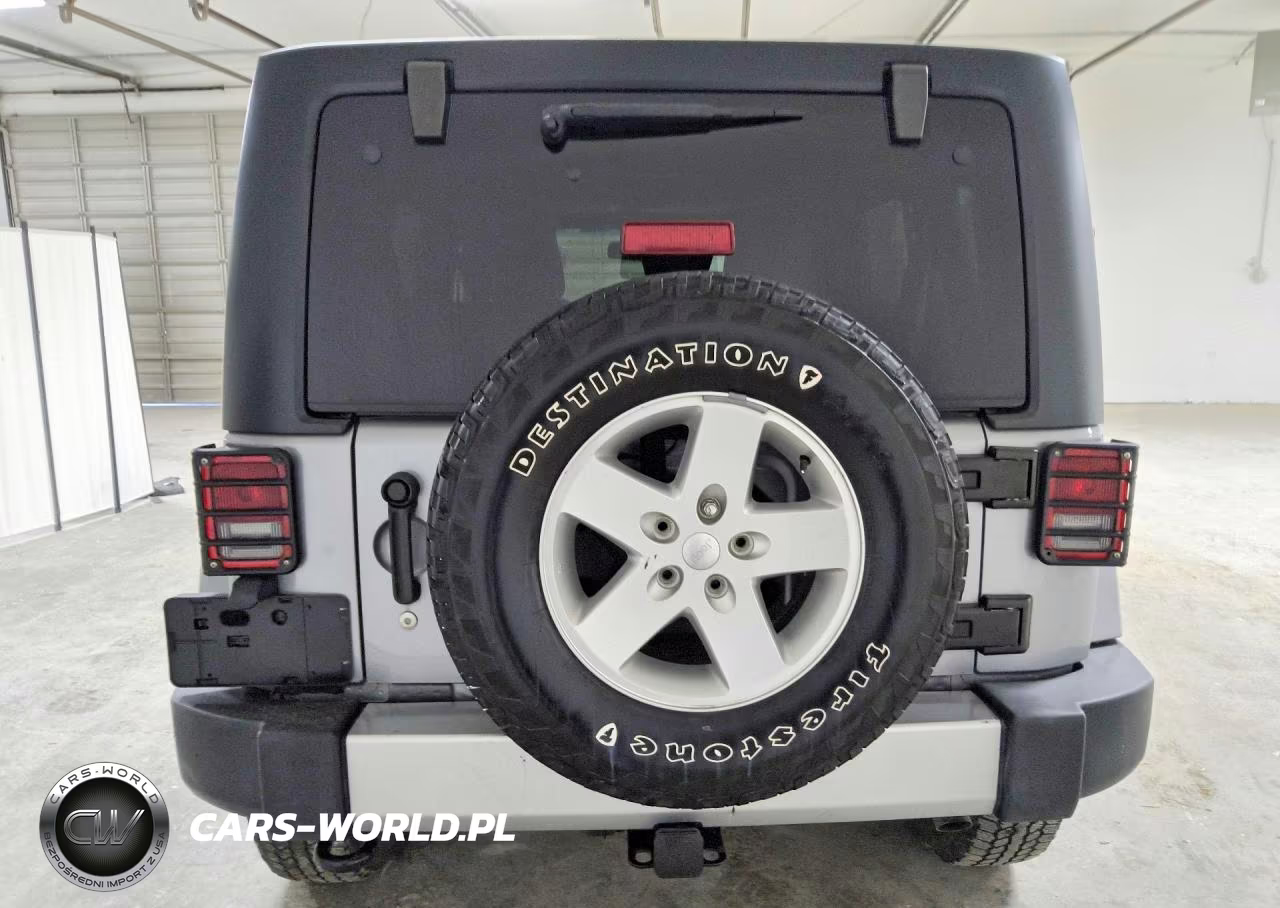 2015 Jeep Wrangler Unlimited Sahara VIN:1C4BJWEG9FL649981 - 6
