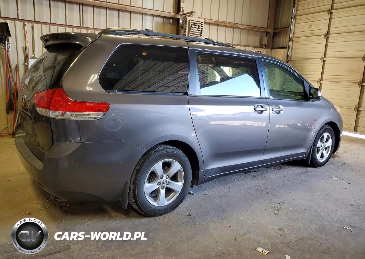 2014 Toyota Sienna Le VIN:5TDKK3DCXES484028 - 3