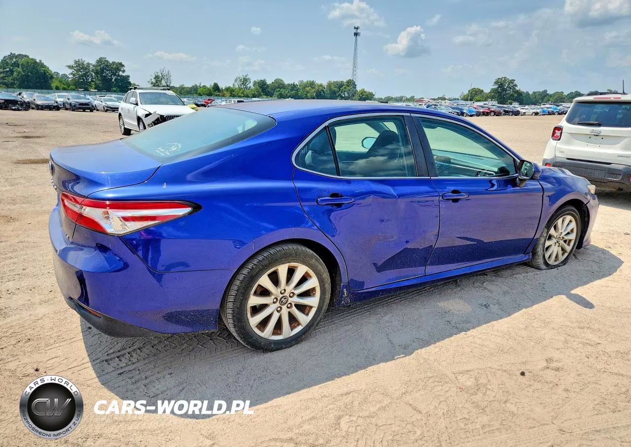 2018 Toyota Camry Le VIN:4T1B11HK9JU585636 - 3