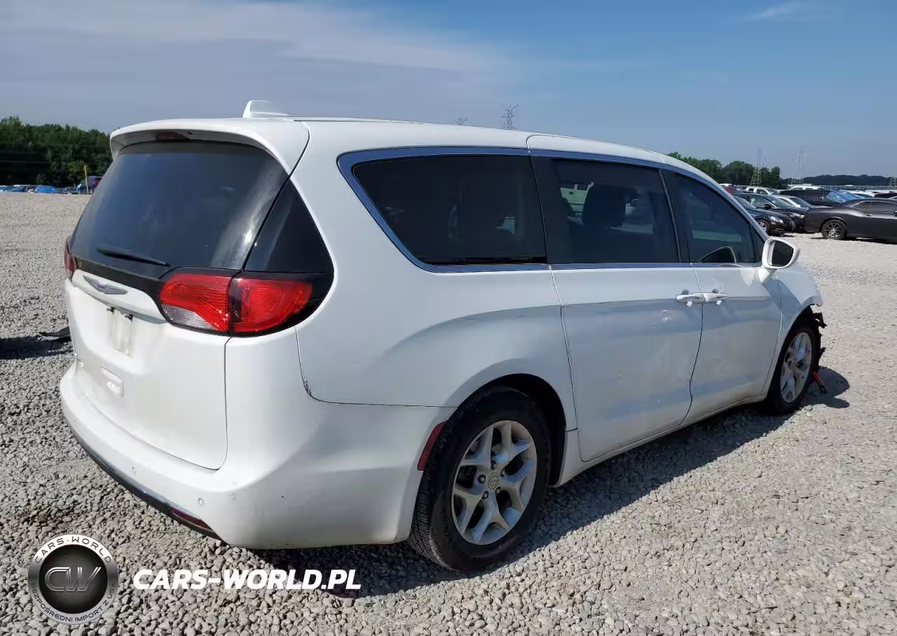 2018 Chrysler Pacifica Touring Plus VIN:2C4RC1FG8JR122606 - 3