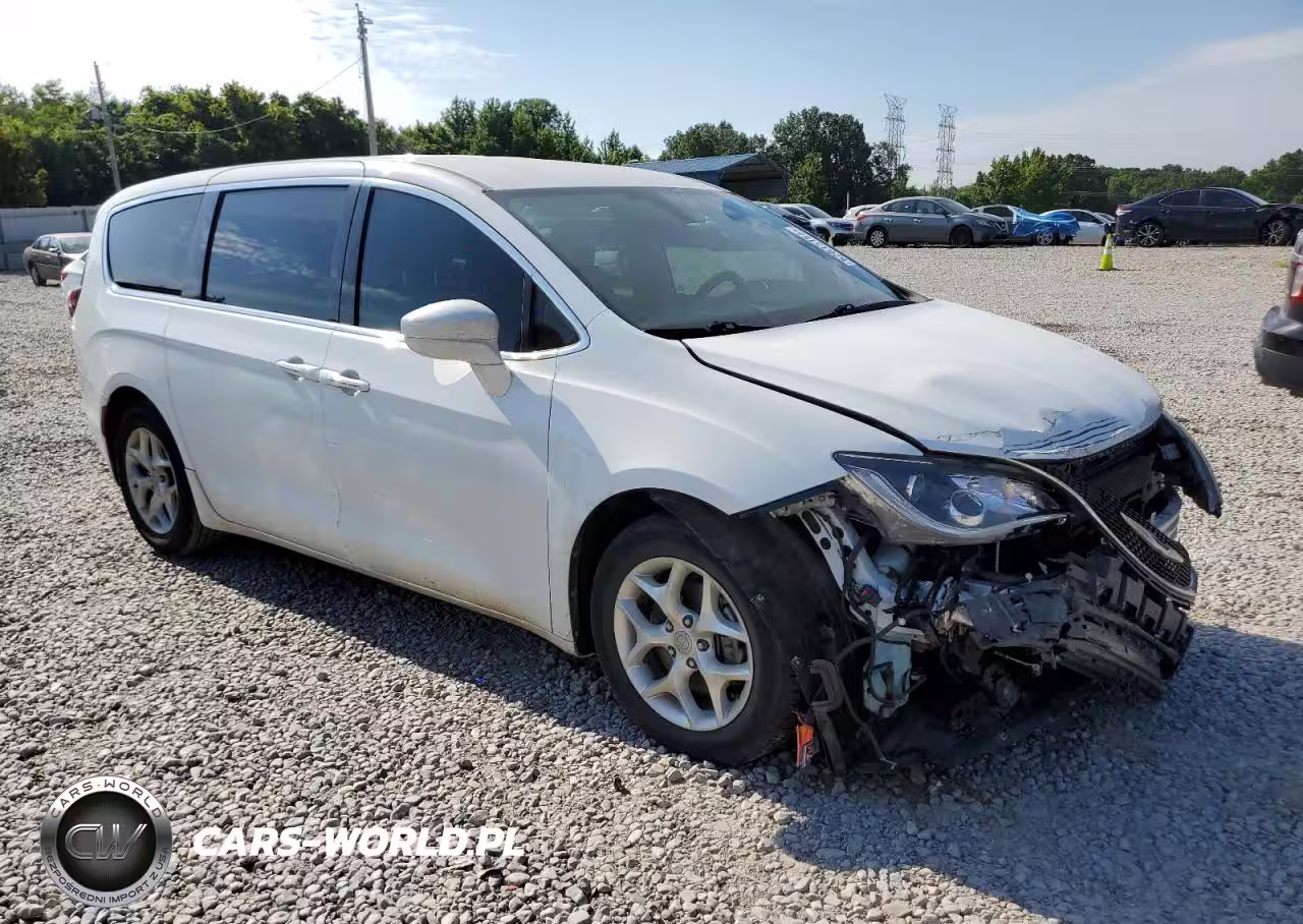 2018 Chrysler Pacifica Touring Plus VIN:2C4RC1FG8JR122606 - 4