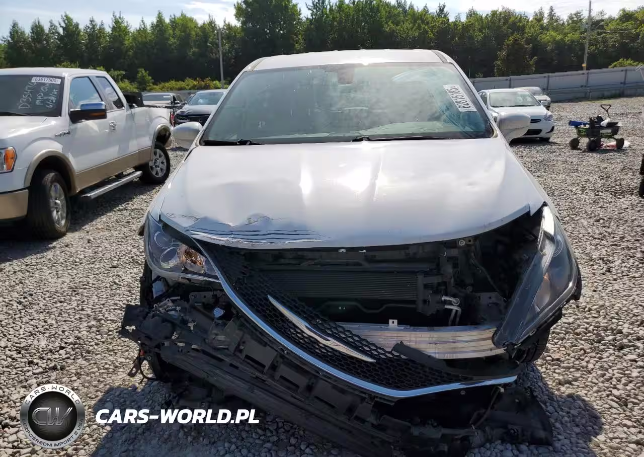 2018 Chrysler Pacifica Touring Plus VIN:2C4RC1FG8JR122606 - 5
