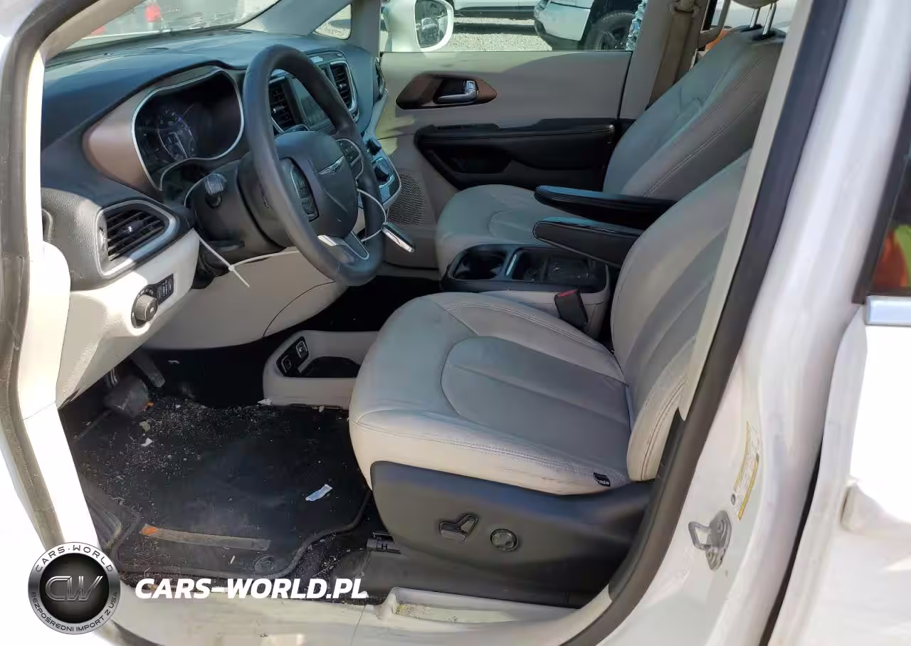 2018 Chrysler Pacifica Touring Plus VIN:2C4RC1FG8JR122606 - 7
