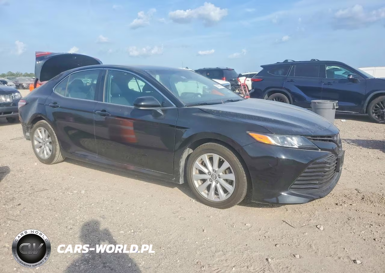 2018 Toyota Camry Le VIN:4T1B11HK3JU568119 - 4
