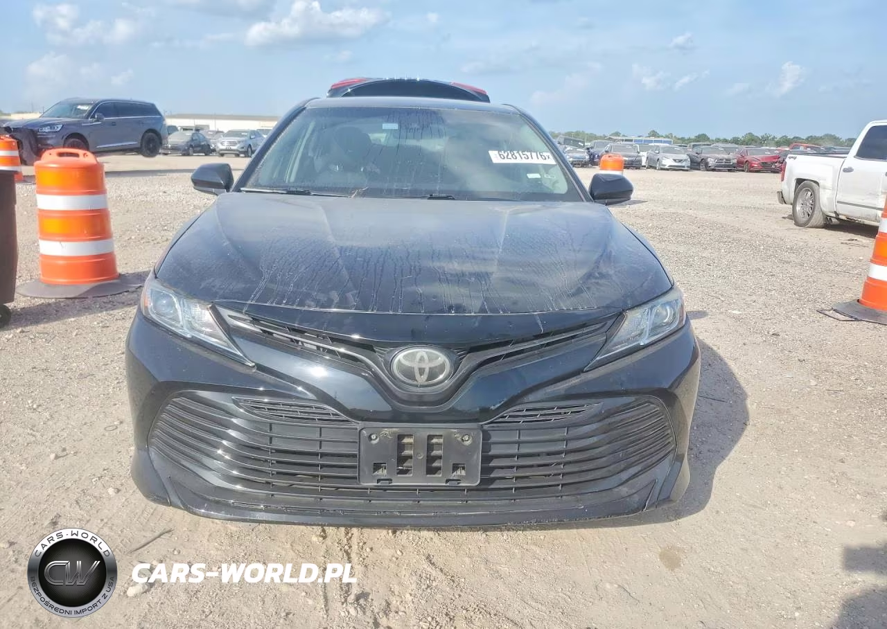 2018 Toyota Camry Le VIN:4T1B11HK3JU568119 - 5
